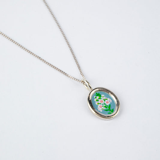 OVAL FRAME BLUE DAISIES NECKLACE