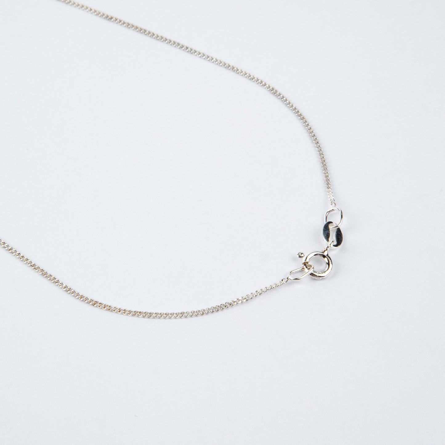 OVAL FRAME BLACK DAISIES NECKLACE