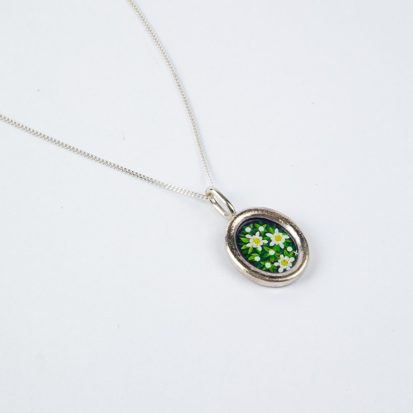 OVAL FRAME BLACK DAISIES NECKLACE
