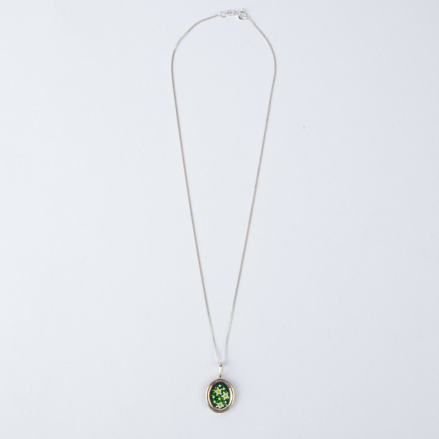 OVAL FRAME BLACK DAISIES NECKLACE