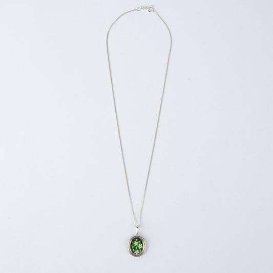 OVAL FRAME BLACK DAISIES NECKLACE
