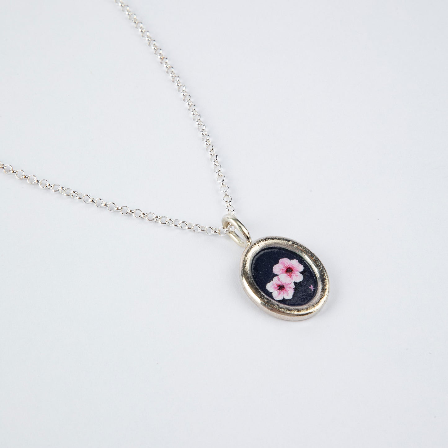 OVAL FRAME TWO PINK FLOWERS NECKLACE