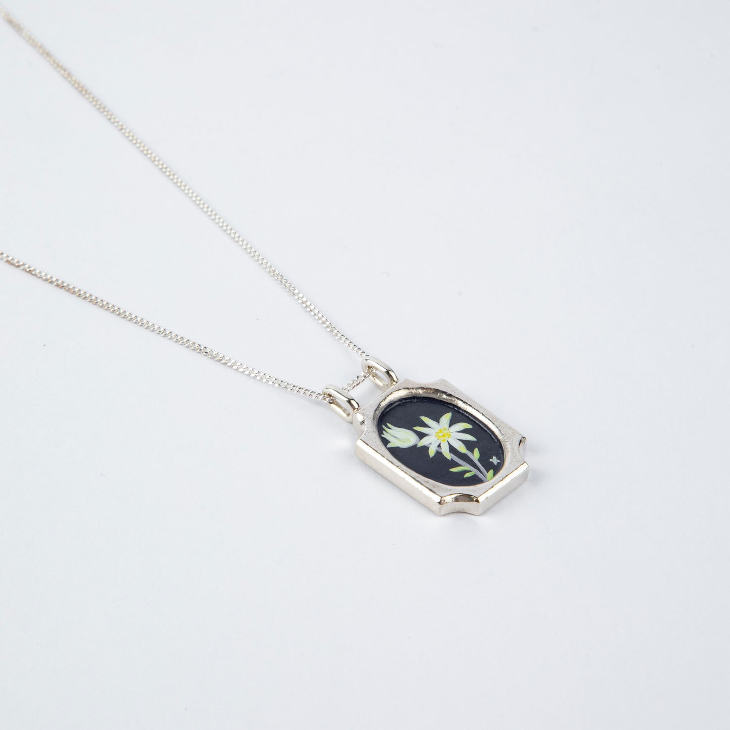 ORNATE FRAME DAISY NECKLACE