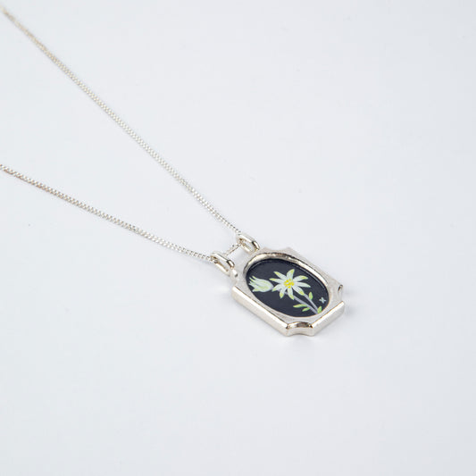 ORNATE FRAME DAISY NECKLACE