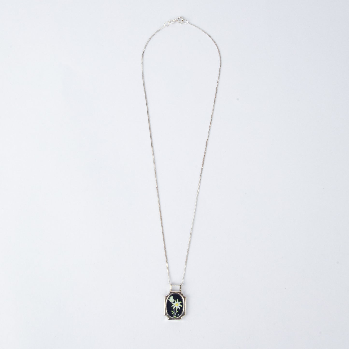 ORNATE FRAME DAISY NECKLACE