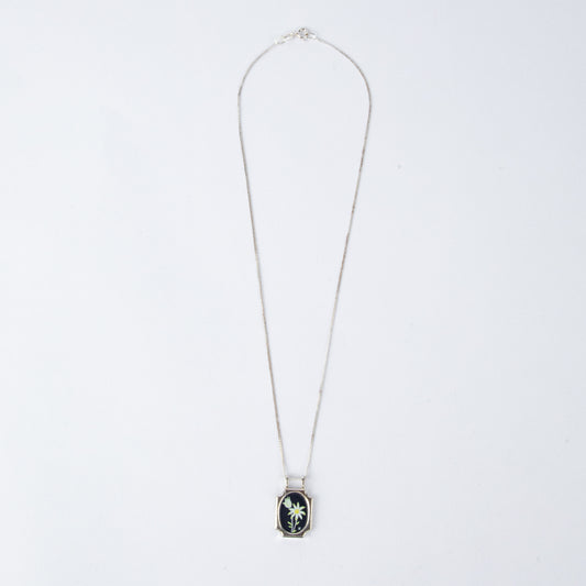 ORNATE FRAME DAISY NECKLACE